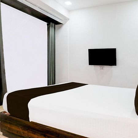 Super Hotel O Vip Road Formerly Hotel Lotus Surat Exterior foto