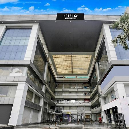 Super Hotel O Vip Road Formerly Hotel Lotus Surat Exterior foto
