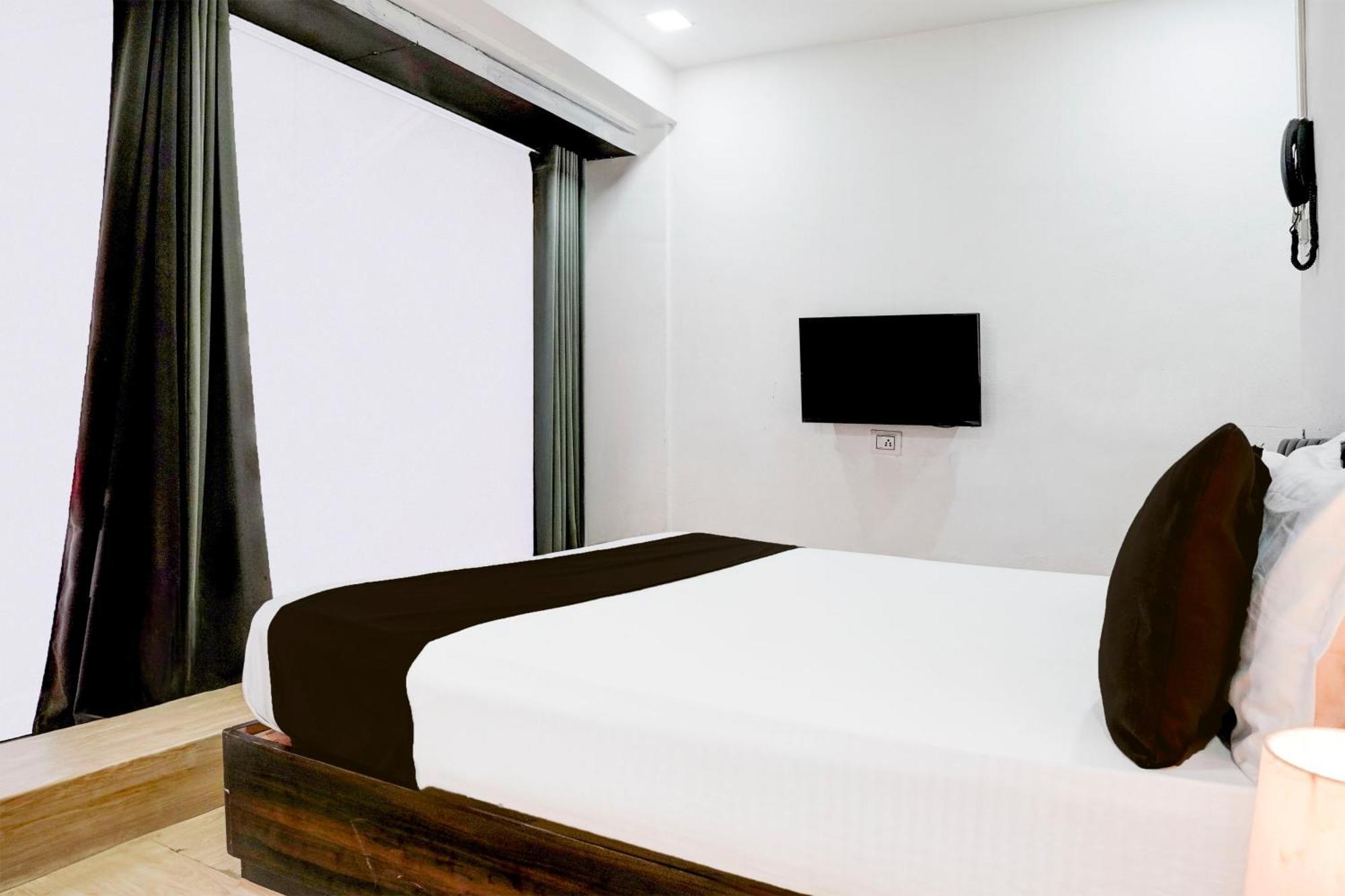 Super Hotel O Vip Road Formerly Hotel Lotus Surat Exterior foto