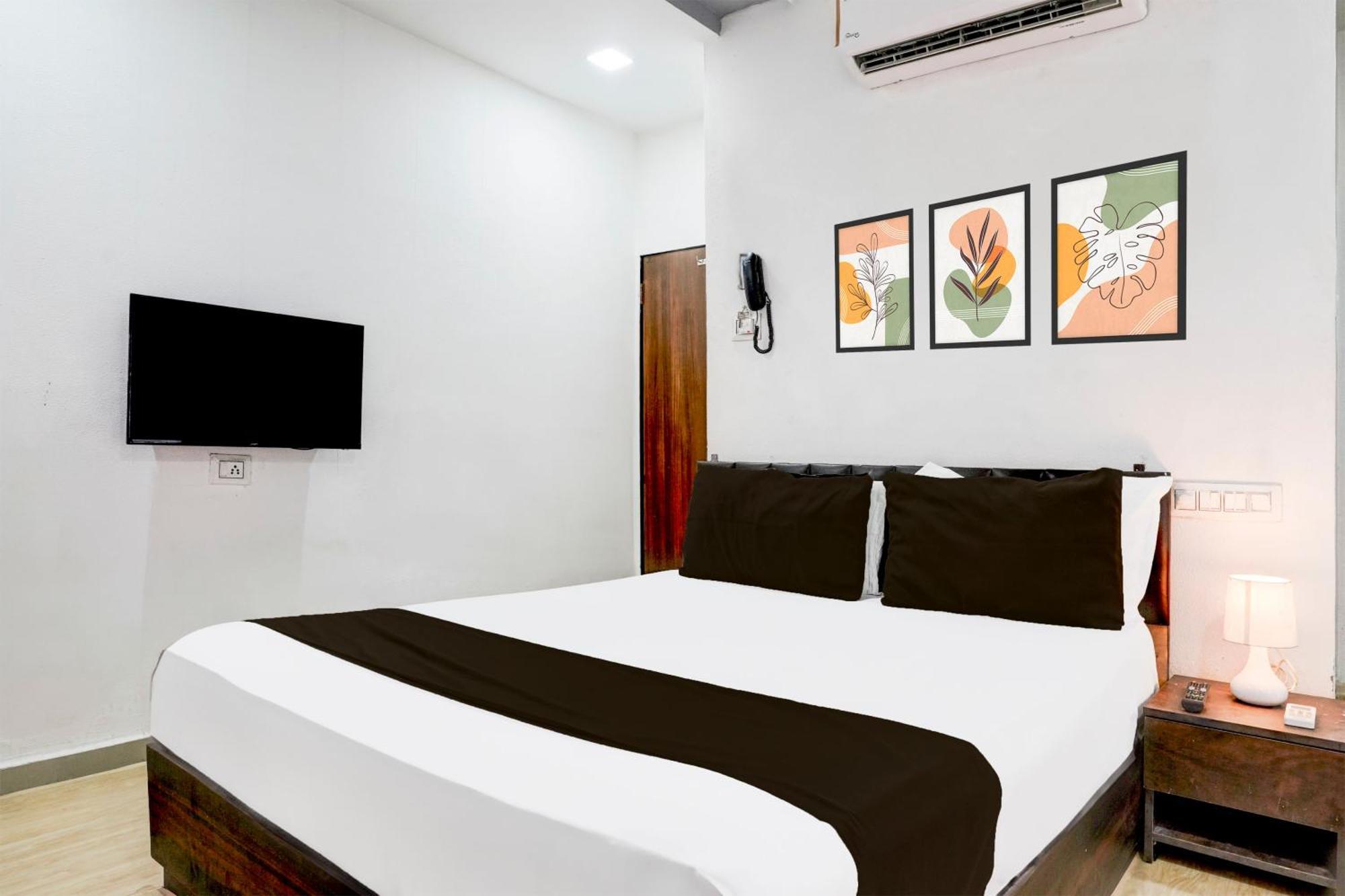 Super Hotel O Vip Road Formerly Hotel Lotus Surat Exterior foto
