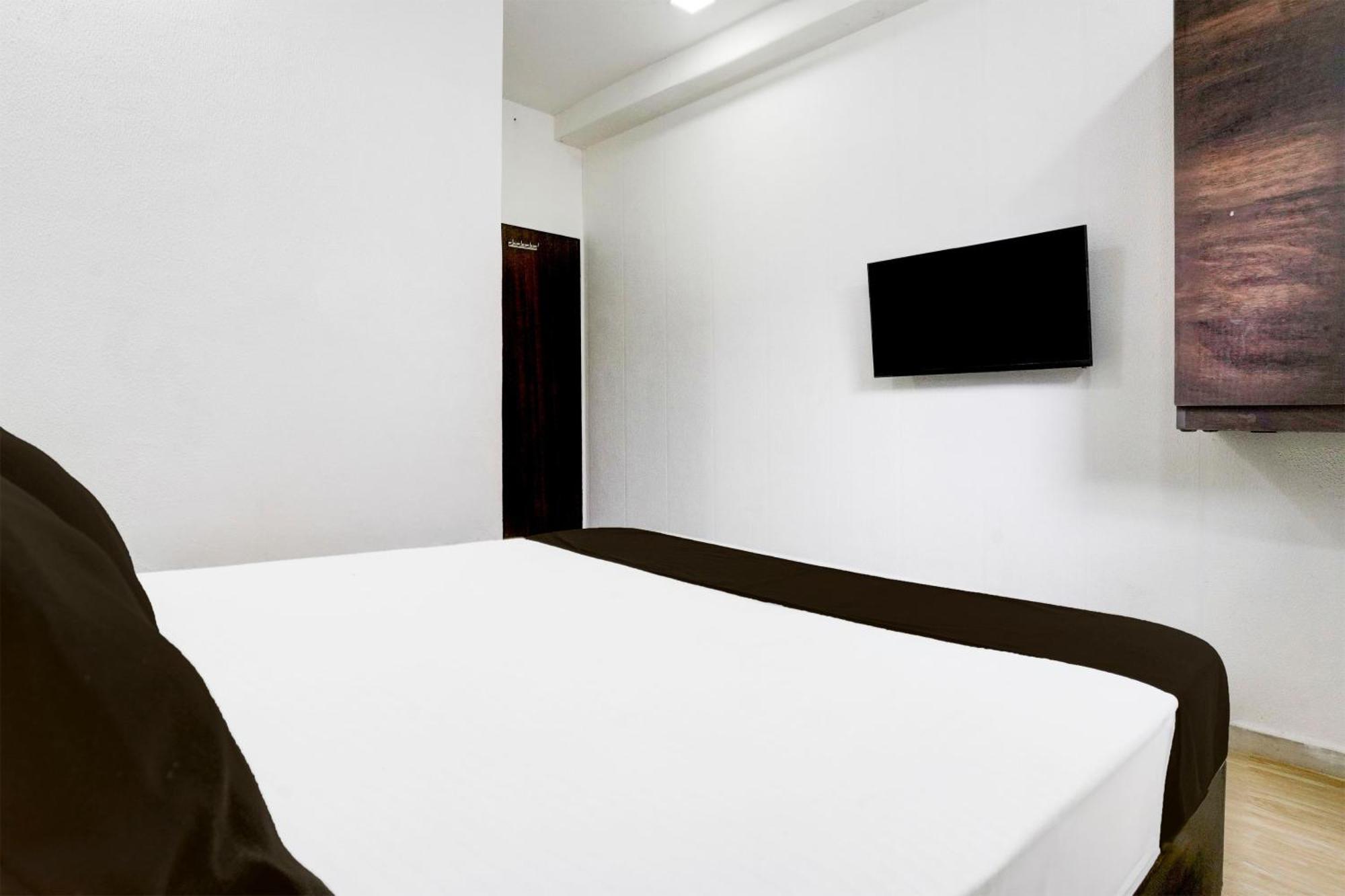 Super Hotel O Vip Road Formerly Hotel Lotus Surat Exterior foto