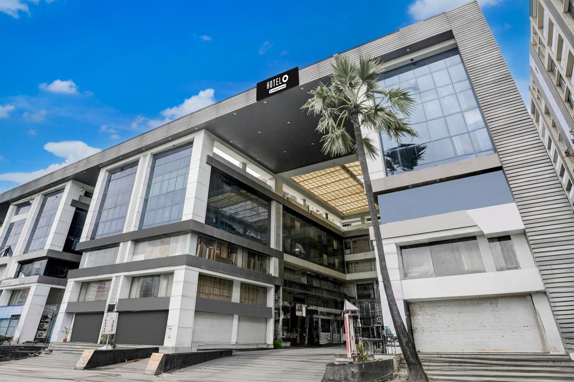 Super Hotel O Vip Road Formerly Hotel Lotus Surat Exterior foto
